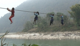 Nepal: Trẻ em đu dây qua sông đến trường