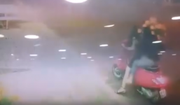 Video: Hai thiếu nữ đi xe Vespa ăn trộm chậu hoa bên đường