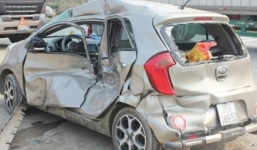 Xe container tông liên hoàn 2 ôtô con, 7 người nhập viện cấp cứu