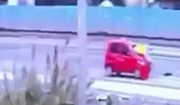 Thoát chết sau khi bị ôtô kéo lê trên đường