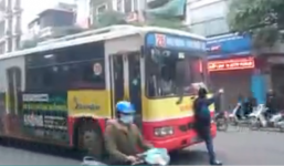 Video: Thanh niên chặn đầu xe buýt, nhảy múa điên loạn giữa phố