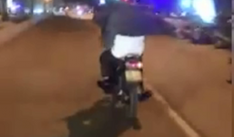 Video: Cụ ông đi xe máy buông 2 tay múa giữa phố