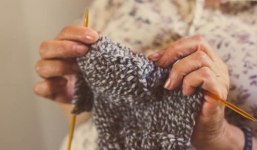 Đan áo từ chính tóc của mình