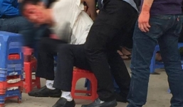 Hà Nội: Xôn xao clip người đàn ông bị đánh ở cổng trường ĐH Điện Lực