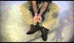 Cách để bạn thoát khỏi tình thế bị trói bằng dây lạt nhựa