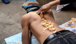 Kinh ngạc chàng trai dùng vai kẹp vỡ bánh quy hút triệu lượt xem