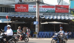 Mặc lệnh đình chỉ, nhà hàng hất thức ăn vào khách vẫn mở cửa