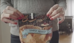 Mẹo đóng túi đồ đang ăn dở nhanh gọn không cần dây buộc