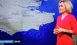 Video: Nữ MC thời tiết nói xin lỗi rồi ngất xỉu trên sóng