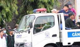 Sốc với hình ảnh cảnh sát cơ động đi tuần cùng...trẻ em