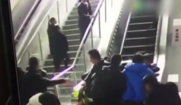 Video: Thang cuốn đột ngột đổi chiều, hàng chục người ngã đè lên nhau