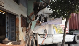 Xe container đâm sập nhà dân, nhiều người đang ngủ thoát chết