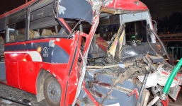 Xe khách gặp tai nạn, hàng chục công nhân bị thương hoảng loạn kêu cứu