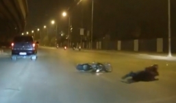 Cô gái ôm chặt bạn trai sau khi ngã lộn 2 vòng trên đường