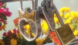 Cắt hết khóa tình yêu trên cầu đi bộ 50 tỷ ở Cần Thơ