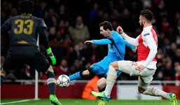 Messi lần đầu đánh bại thủ thành Petr Cech