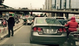 Công an truy tìm người 'tiểu' giữa đường ở Hà Nội