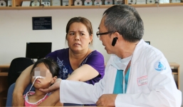 Bé gái 9 tuổi bị đũa đâm thủng lưỡi khi đang ăn cơm