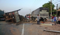 Xe tải húc nhau, 2 người chết, 4 người bị thương