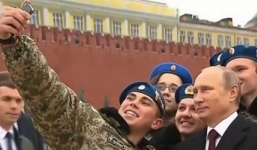 Tổng thống Nga Putin chụp ảnh selfie cùng các binh sỹ gây sốt cộng đồng mạng