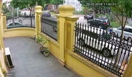 Trộm thản nhiên bẻ gương xế sang BMW ngay trước nhà chỉ trong vài giây