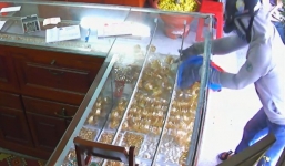 Video: Dùng búa, cướp tiệm vàng trong 5 giây ở Sài Gòn
