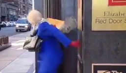 Video: Gió mạnh suýt thổi bay một bà lão trên đường phố