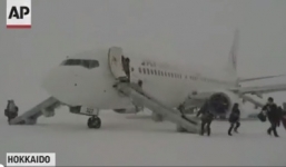 Video: Hành khách sơ tán khẩn cấp khỏi máy bay gặp sự cố