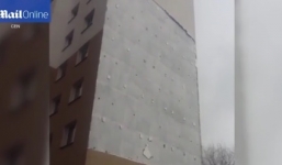 Video: Tòa cao ốc bị gió thổi bay từng mảng tường