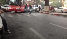 Thanh niên đi Range Rover đắt tiền vác gậy dọa xe khách