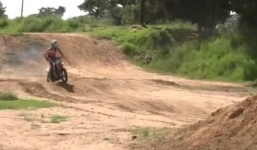 Bé gái 11 tuổi mạo hiểm đua mô tô địa hình