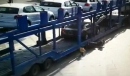 Bé gái suýt bị xe đầu kéo nghiền nát thoát chết diệu kì