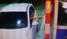 Phó giám đốc bắn 7 phát súng vào 2 showroom ôtô để... thử súng!?