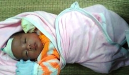 Đốt than sưởi ấm, bé gái một tháng tuổi suýt tử vong