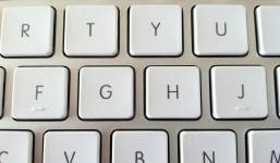 Lý giải vì sao phím J và F trên bàn phím có gờ nổi lên