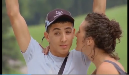 Ngỡ ngàng khi được các cô gái hôn giữa phố