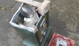 Khiêng két sắt của cậu ruột ra nghĩa địa phá lấy 12 chỉ vàng