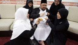 Người đàn ông phải trả gần 1 tỷ đồng để cưới lại 4 vợ cũ