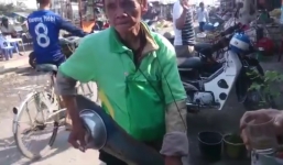 Ông lão ăn xin mù lòa đánh đàn làm bằng chiếc thau nhôm cực đỉnh