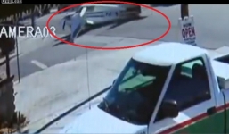 Video: Máy bay lao thẳng xuống mặt đất, húc văng ôtô giữa ngã tư