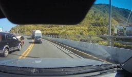 Lấn làn ẩu, ô tô đâm thẳng vào xe máy ngược chiều