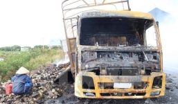 2.000 thùng mỳ cùng xe tải cháy rụi bên đường