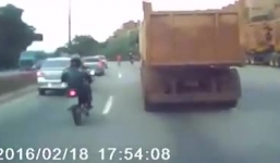 Người đi bộ sang đường 'hồn nhiên' khiến biker suýt chết dưới gầm xe tải