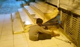 Thổ Nhĩ Kỳ: Phẫn nộ bố mẹ trói con bị thiểu năng như loài vật