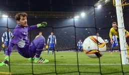 Video: Cassillas phản lưới nhà khiến Porto bị văng khỏi Europa League