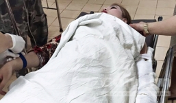 Đang đi với bạn trai thiếu nữ bị rạch túi xách, cắt đứt 4 gân tay