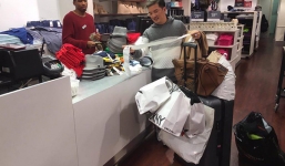 Mr Đàm lỉnh kỉnh ôm hàng hiệu, tự nhận là 'phu khuân vác'