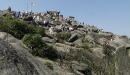 Một du khách tử vong khi đang leo lên Yên Tử