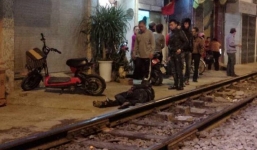 Hà Nội: Ngồi chơi trên đường ray, nam thanh niên bị tàu hỏa hất văng