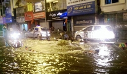 Hà Nội: Nước bất ngờ phun lên từ 'lòng đất'